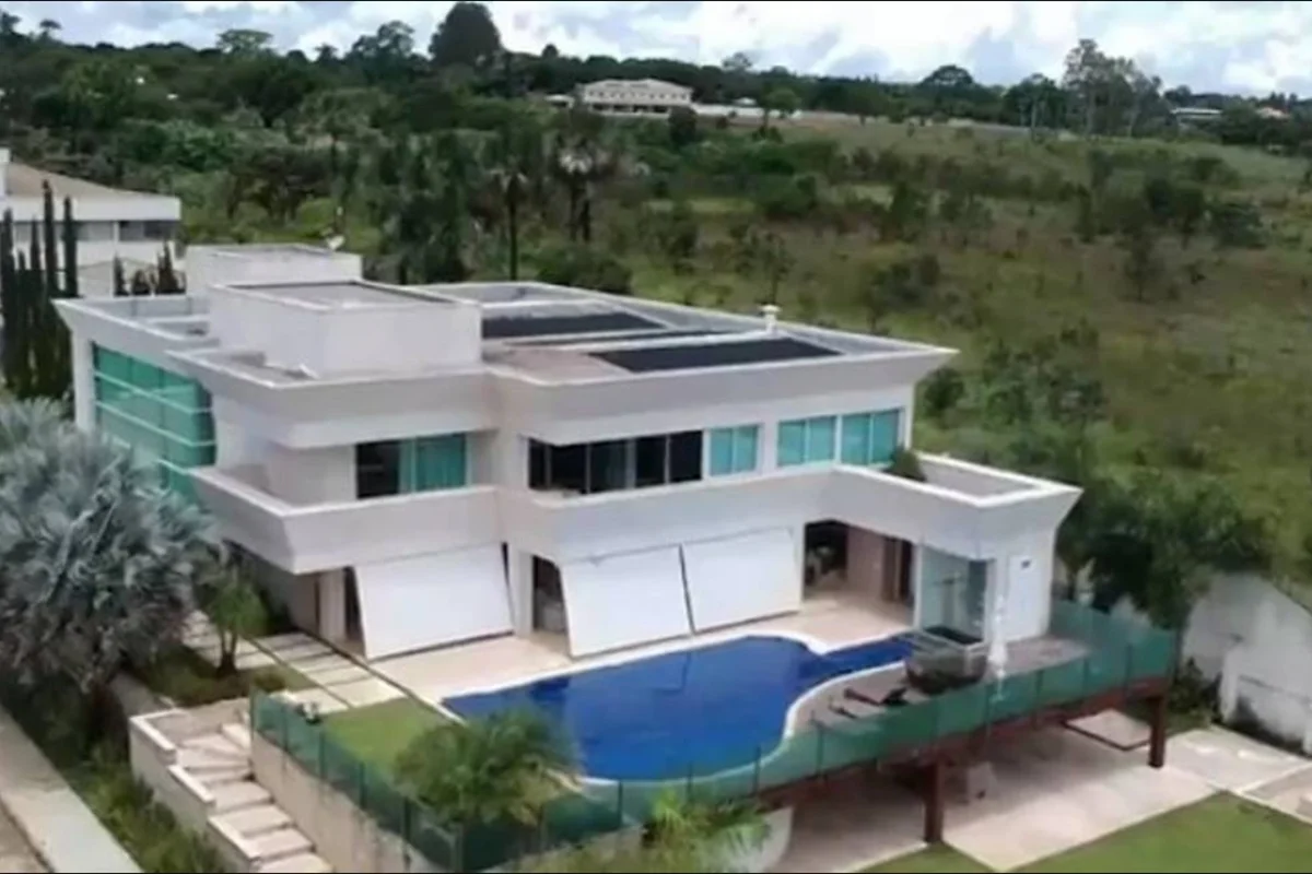Patrimônio de Flávio Bolsonaro cresce 370% após compra de mansão de R$ 6,2 milhões no Lago Sul