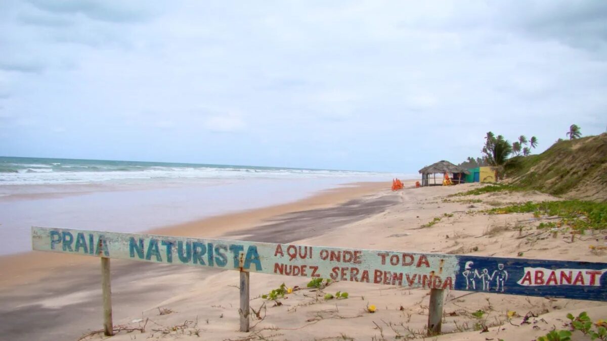 Praia de Massarandupió, na Bahia, é eleita uma das melhores do mundo em nudismo
