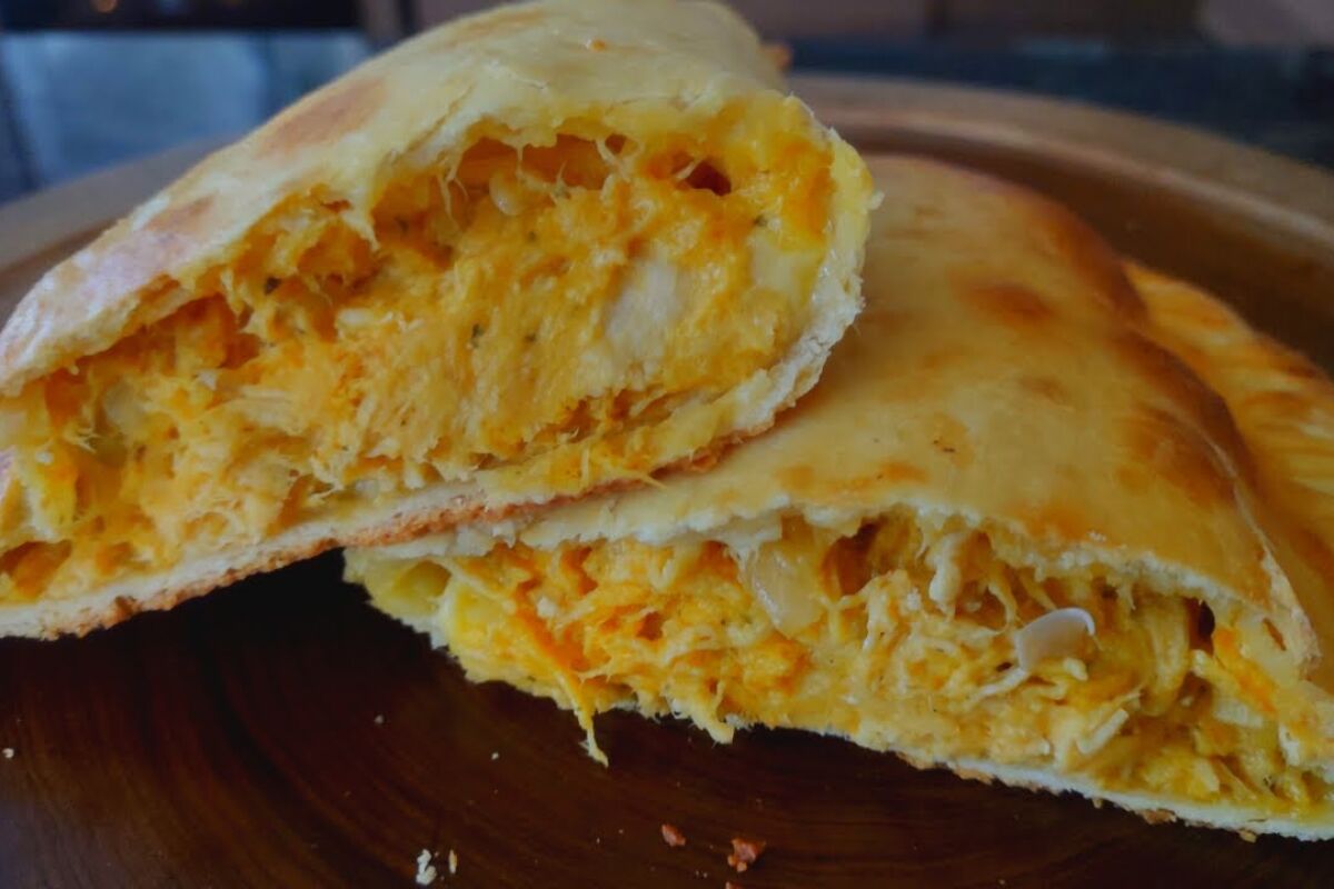 Prepare um calzone de frango rápido e saboroso para a família