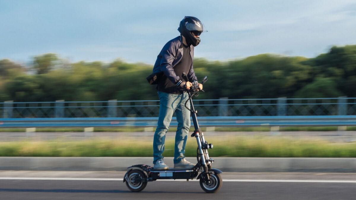 Quedas de patinete elétrico causam lesões graves na cabeça com frequência alarmante