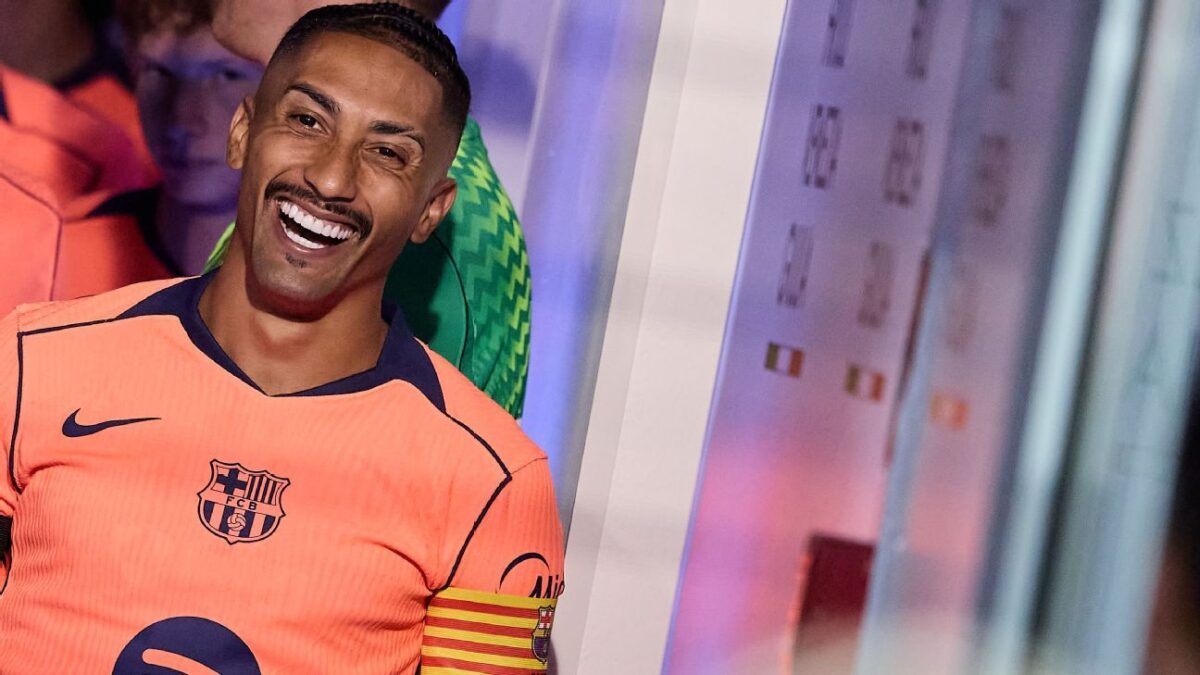 Raphinha é nomeado capitão principal do Barcelona e faz história para o Brasil