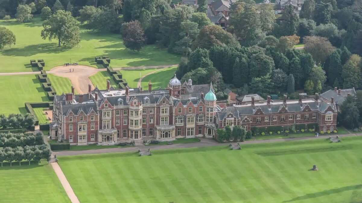 Rei Charles transforma Torre de Água em hospedagem exclusiva em Sandringham