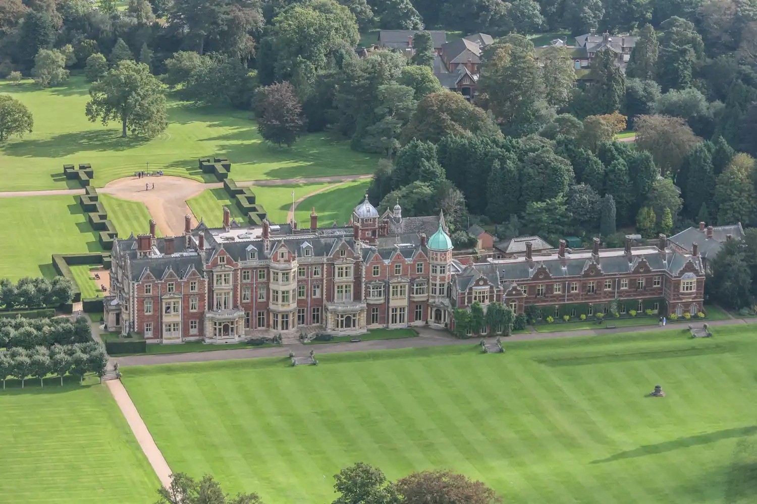Rei Charles transforma Torre de Água em hospedagem exclusiva em Sandringham
