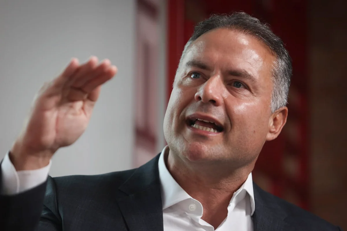 Renan Filho registra candidatura ao governo de Alagoas com Yale Barbosa como vice