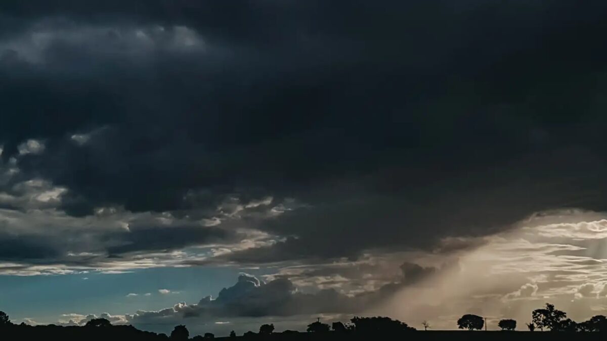 Rio Grande do Sul em alerta vermelho por chuvas intensas e ventos de até 100 km/h