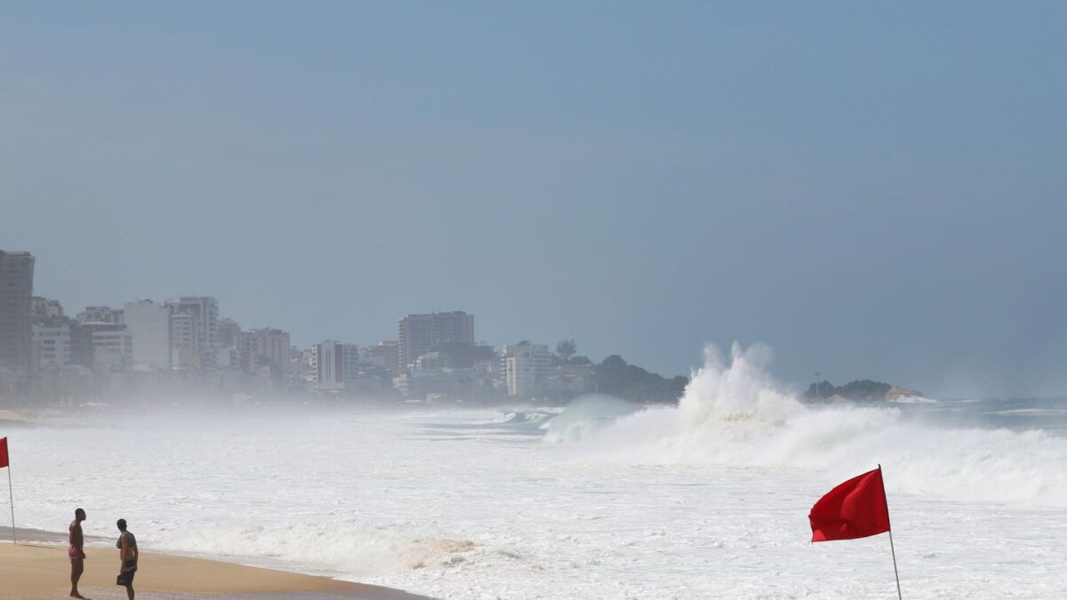 Rio registra queda de temperatura com chuva e alerta de ressaca no mar