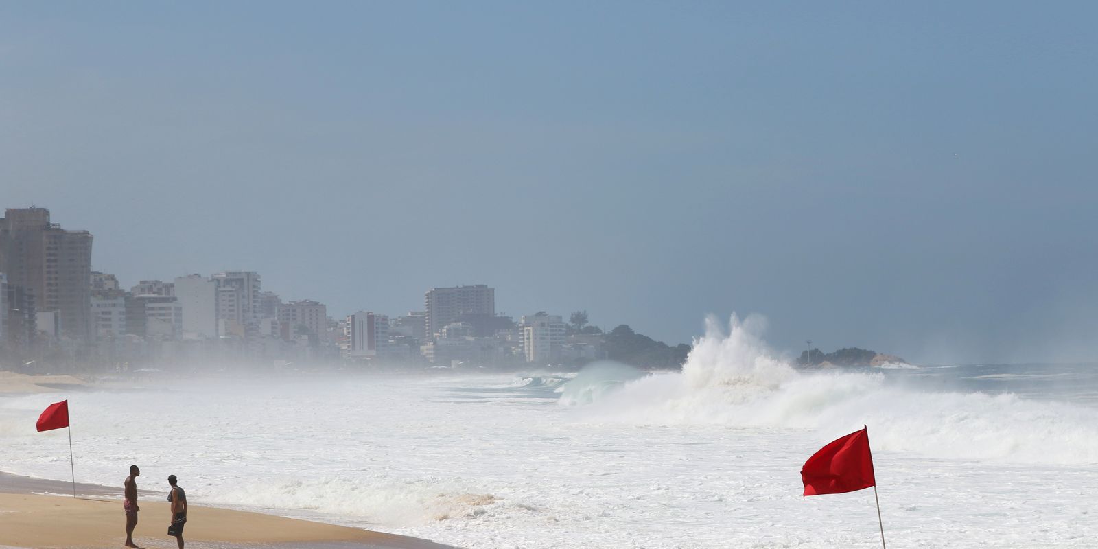 Rio registra queda de temperatura com chuva e alerta de ressaca no mar