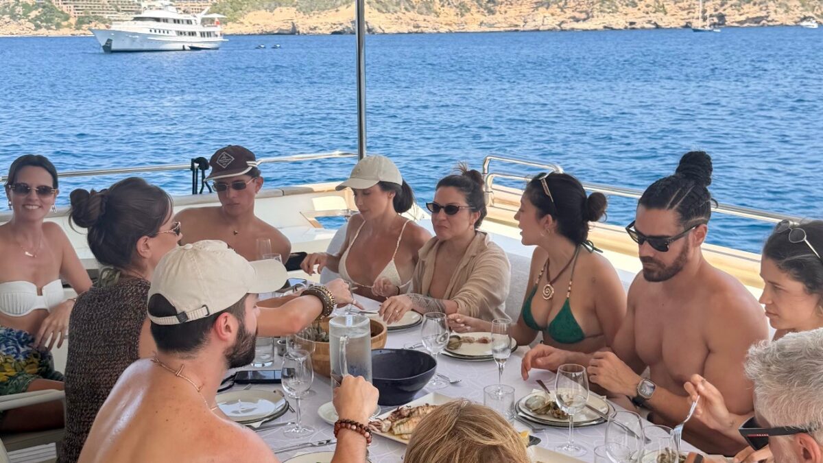 Romana Novais compartilha momentos de lazer em iate com Alok em Ibiza