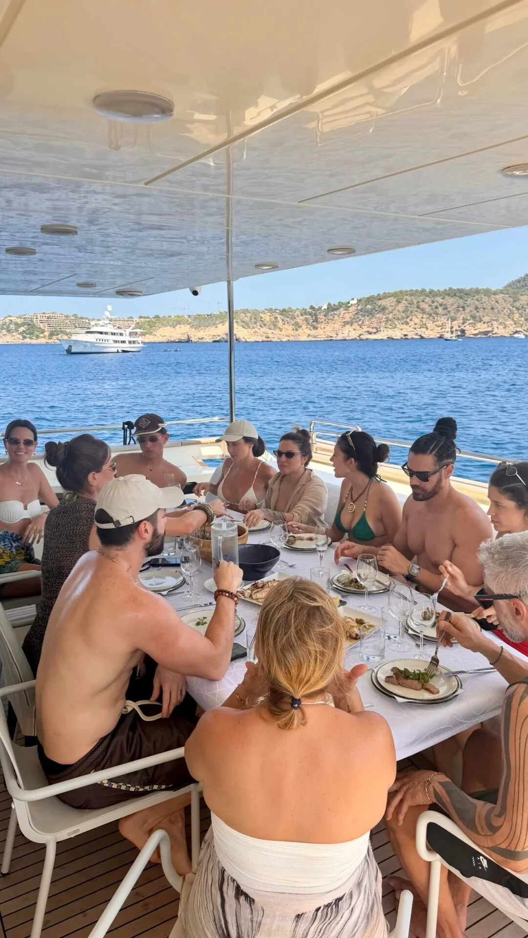 Romana Novais compartilha momentos de lazer em iate com Alok em Ibiza
