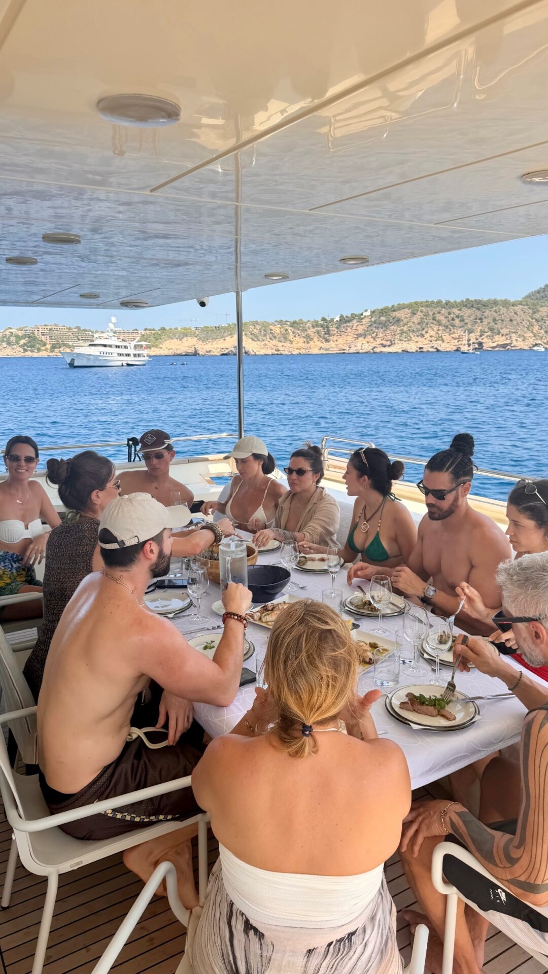 Romana Novais compartilha momentos de lazer em iate com Alok em Ibiza