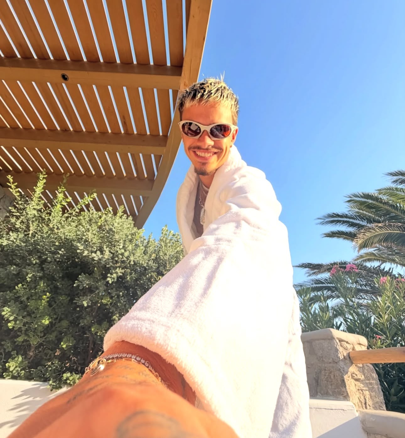 Romeo Beckham compartilha momento de descanso ao ar livre em Instagram