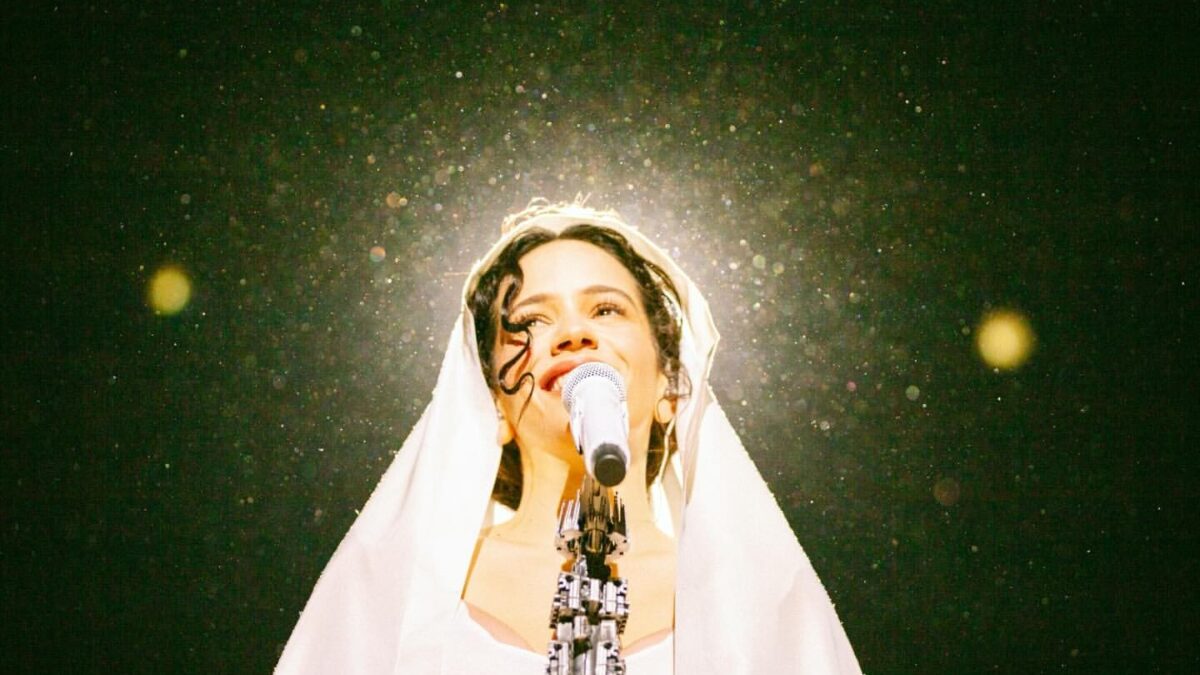 Rosalía traz Vênus de Milo e ícones religiosos em figurinos da turnê "Lux" no Brasil