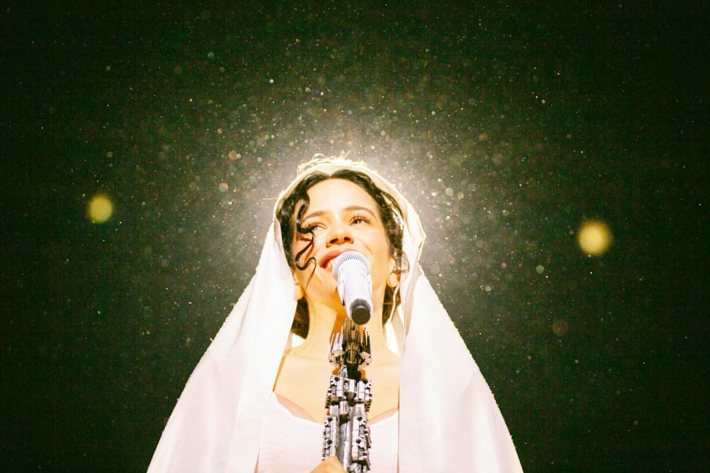 Rosalía traz Vênus de Milo e ícones religiosos em figurinos da turnê "Lux" no Brasil