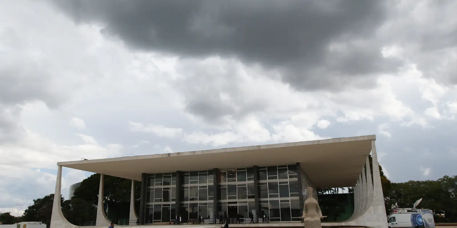 STF retoma julgamento sobre eleições diretas para mandato-tampão no Rio