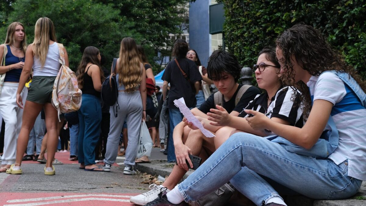 Saeb 2025: Brasil recupera níveis de aprendizagem pré-pandemia, mas desafios persistem