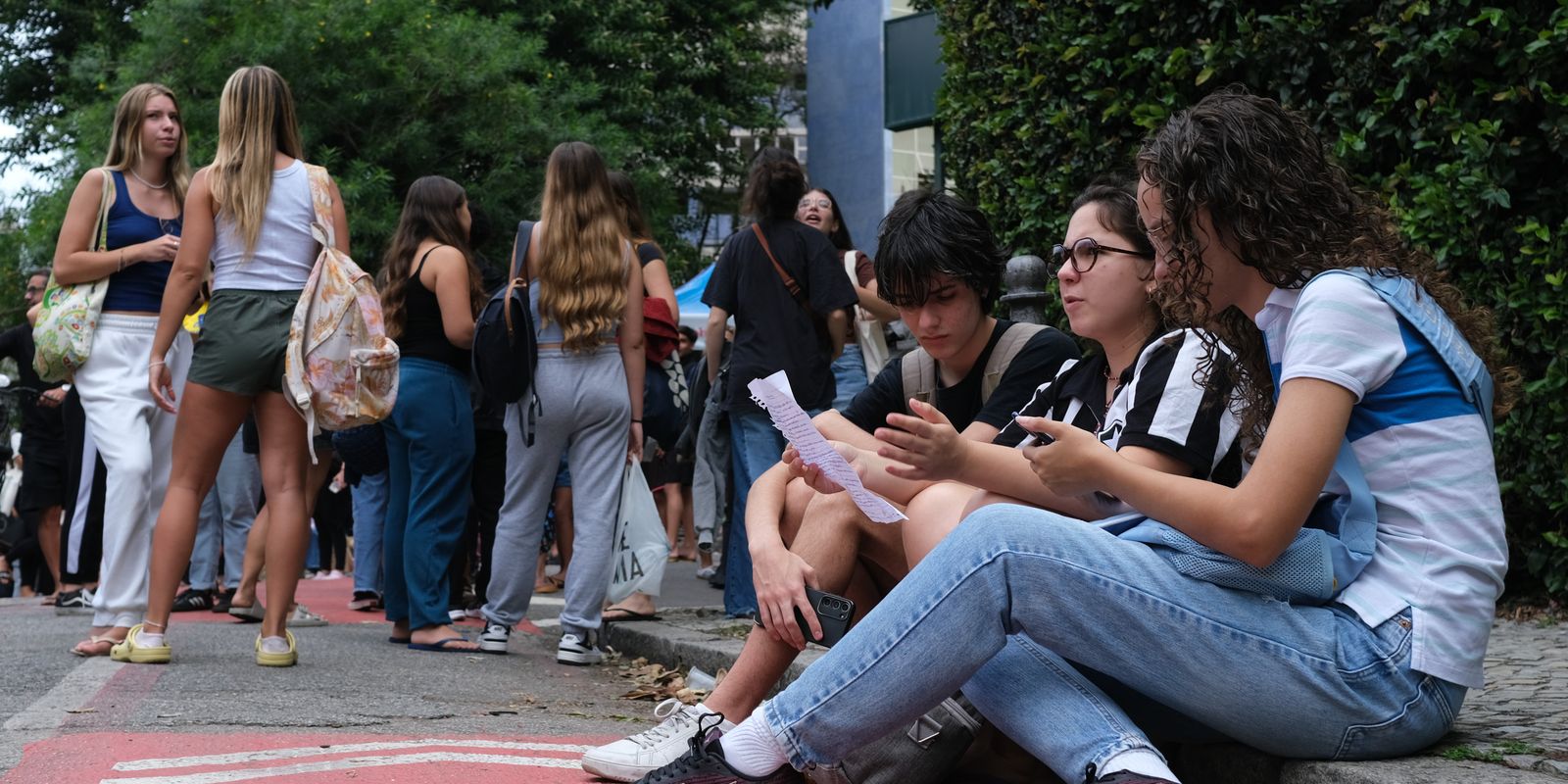 Saeb 2025: Brasil recupera níveis de aprendizagem pré-pandemia, mas desafios persistem