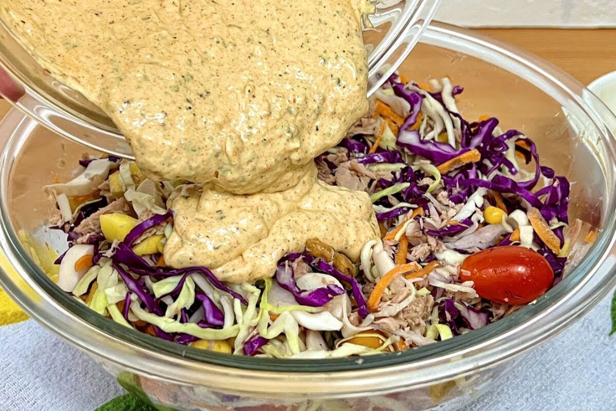 Salada refrescante com molho especial é a escolha perfeita para qualquer refeição