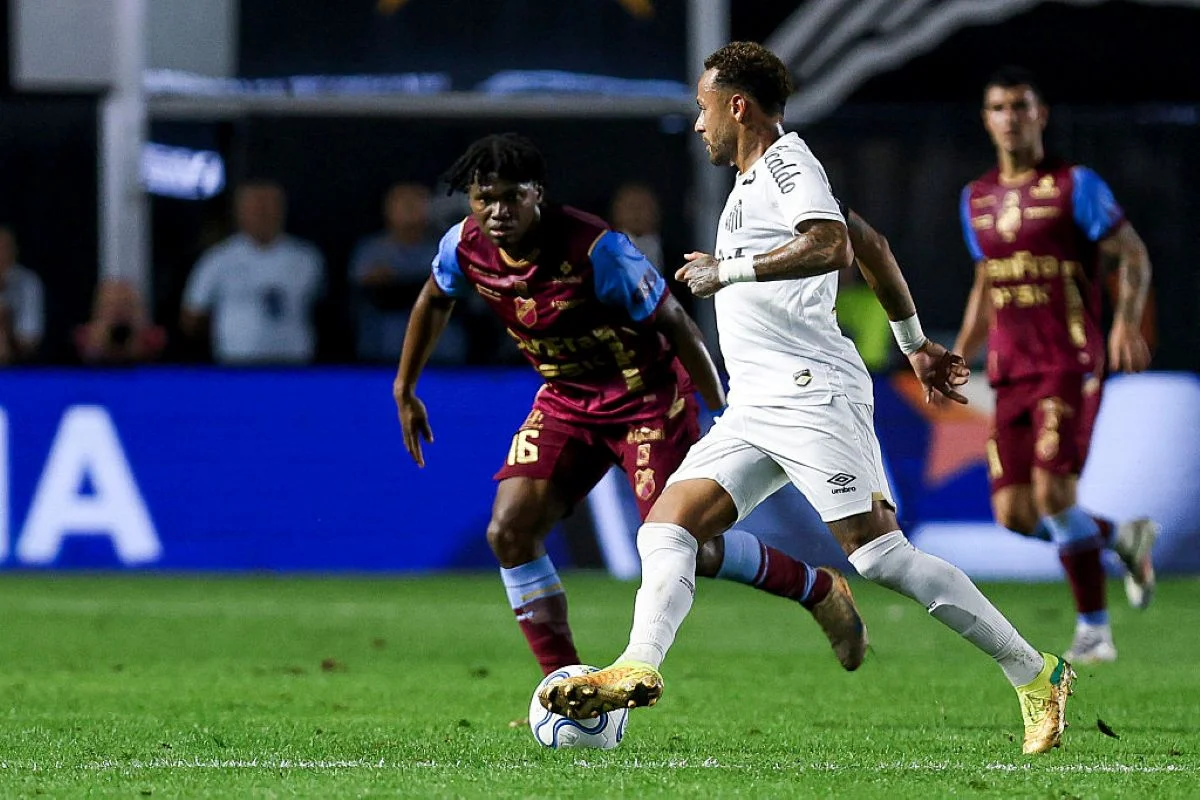 Santos vence Macará de virada com gols de Gabigol e assistência de Neymar na Sul-Americana