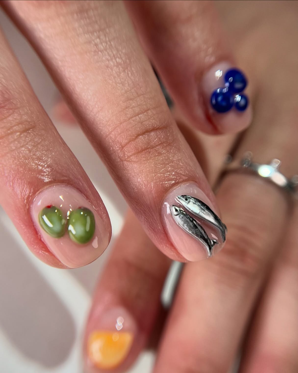 Sardine manicure: a tendência de nail art que invade o verão do hemisfério Norte