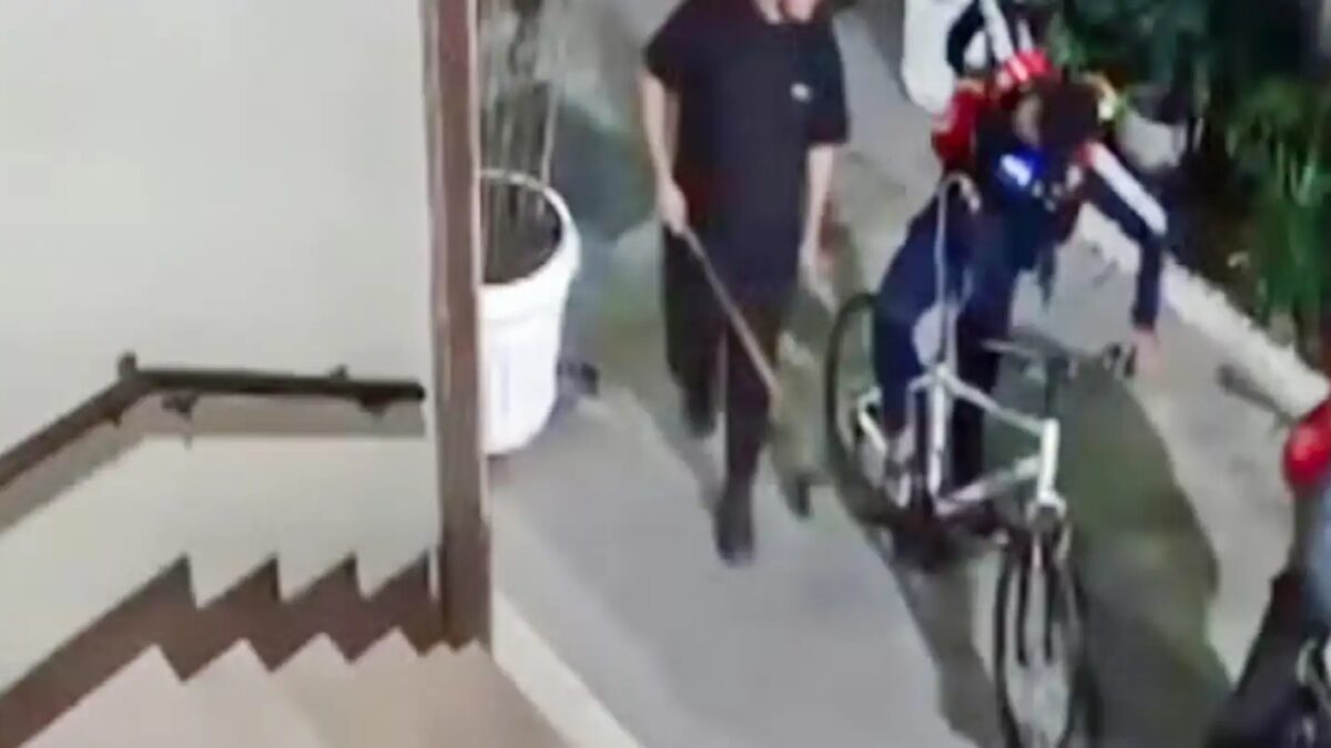 Seguranças de rua se entregam após agredir ciclista até a morte no Rio
