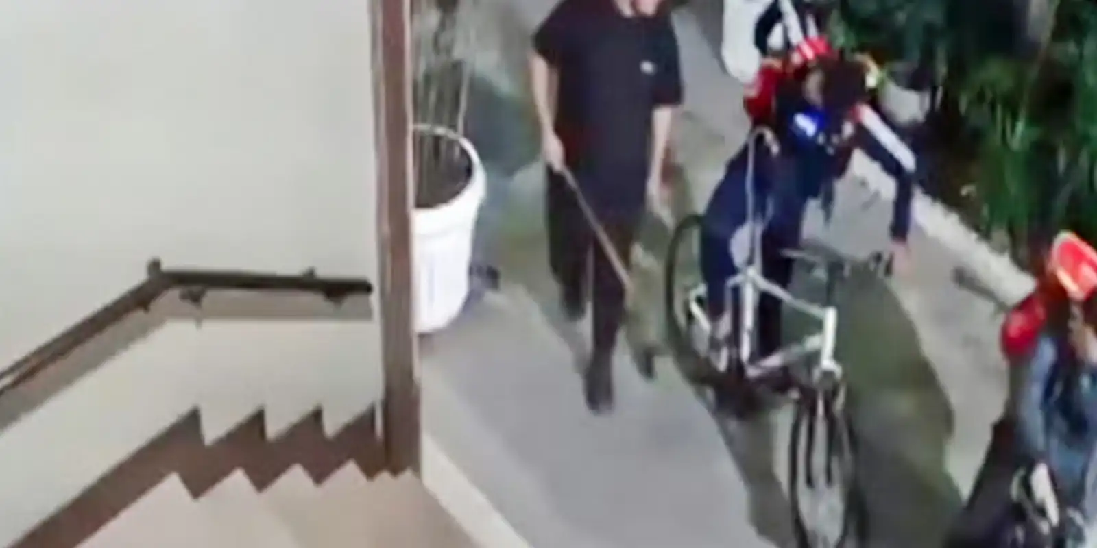 Seguranças de rua se entregam após agredir ciclista até a morte no Rio