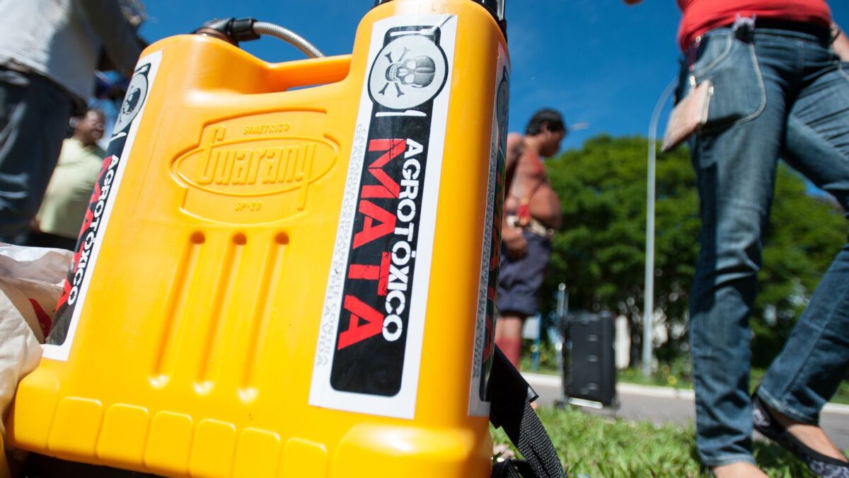 Sete dos dez agrotóxicos mais vendidos no Brasil são proibidos na União Europeia