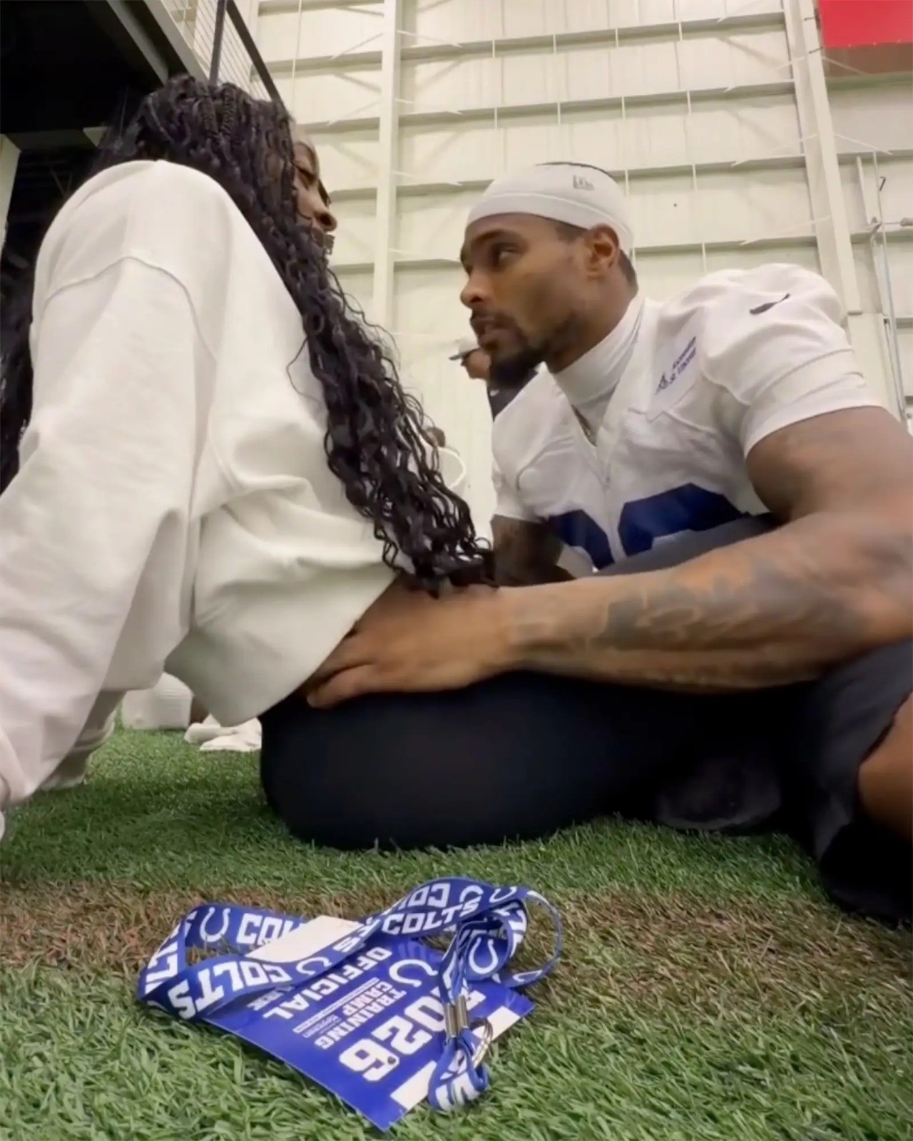 Simone Biles apoia Jonathan Owens em treino dos Colts e celebra NFL 2023