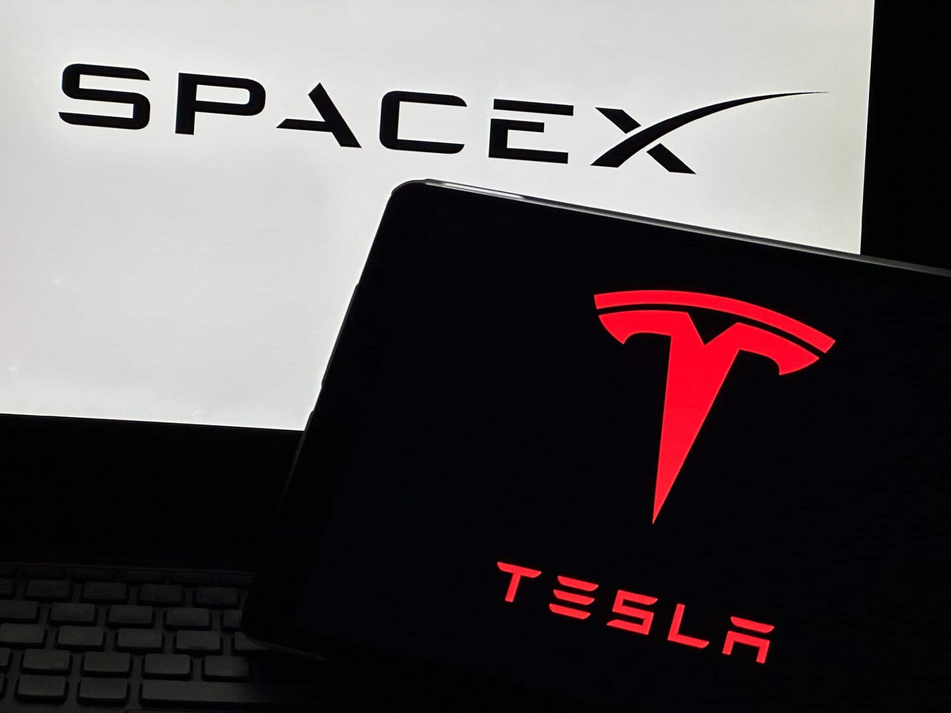 SpaceX investe R$ 1,5 bilhão em baterias Tesla para expansão de IA em 2026