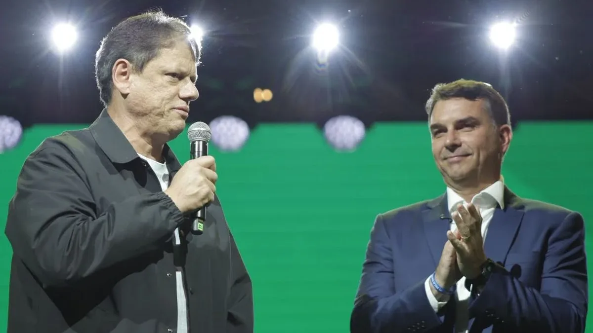 Tarcísio de Freitas é oficializado candidato à reeleição em SP com Flávio Bolsonaro