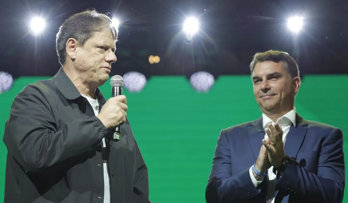 Tarcísio de Freitas é oficializado candidato à reeleição em SP com Flávio Bolsonaro