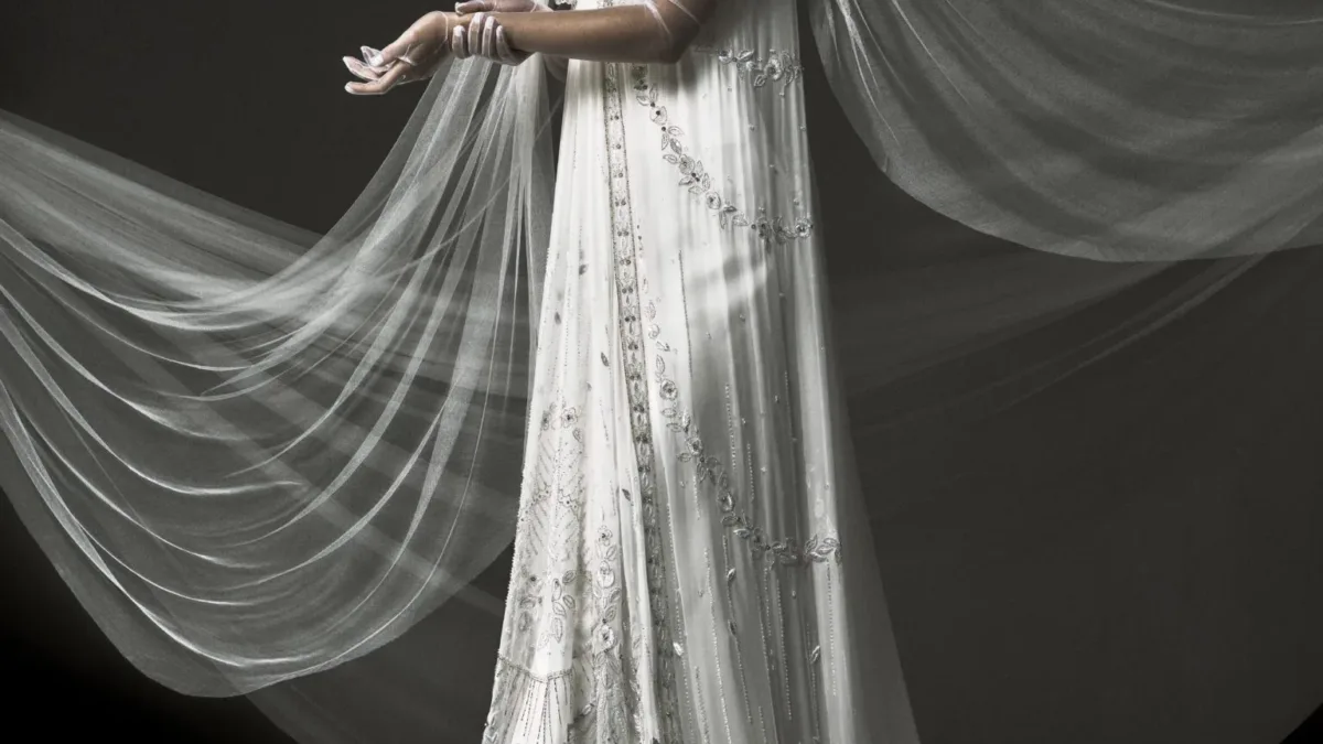Theresa Fonseca se casa com Gustav von Fürstenberg em Angra dos Reis com vestido Givenchy inspirado em Audrey Hepburn