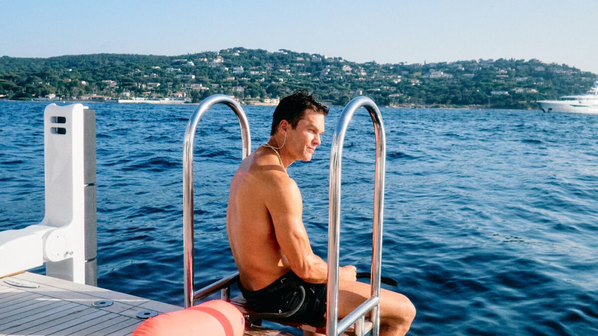 Tom Brady celebra 49 anos com festa em iate e momentos divertidos com os filhos