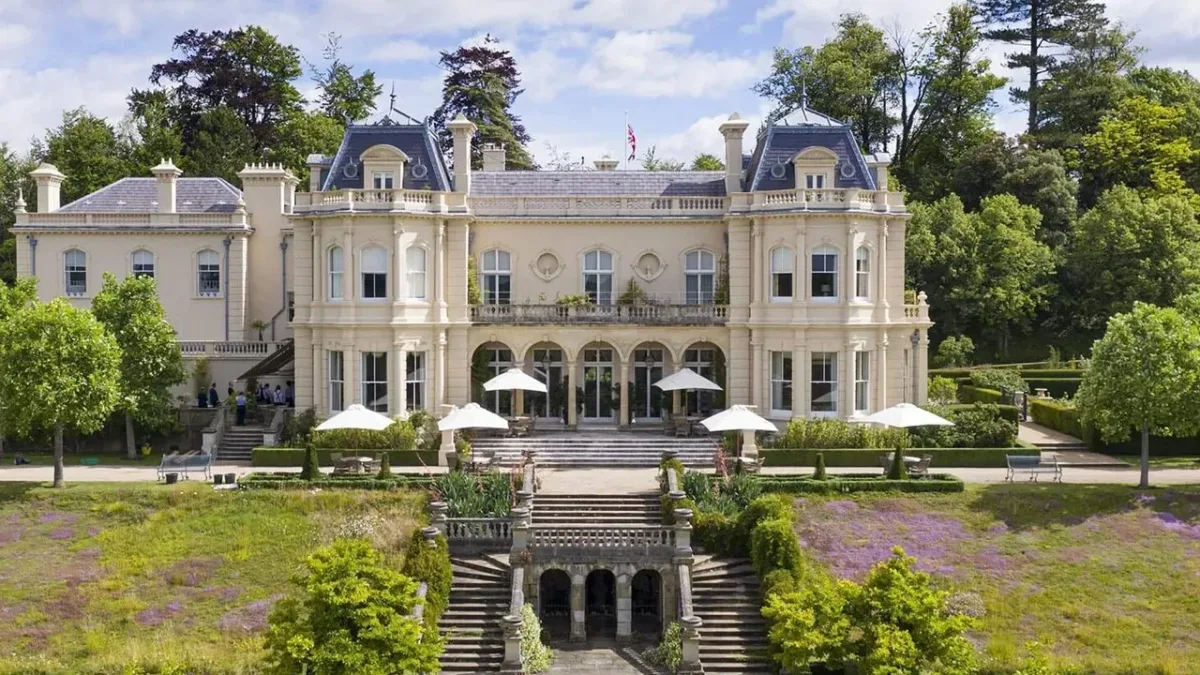 Tom Holland e Zendaya celebram casamento em hotel bucólico Beaverbrook, na Inglaterra