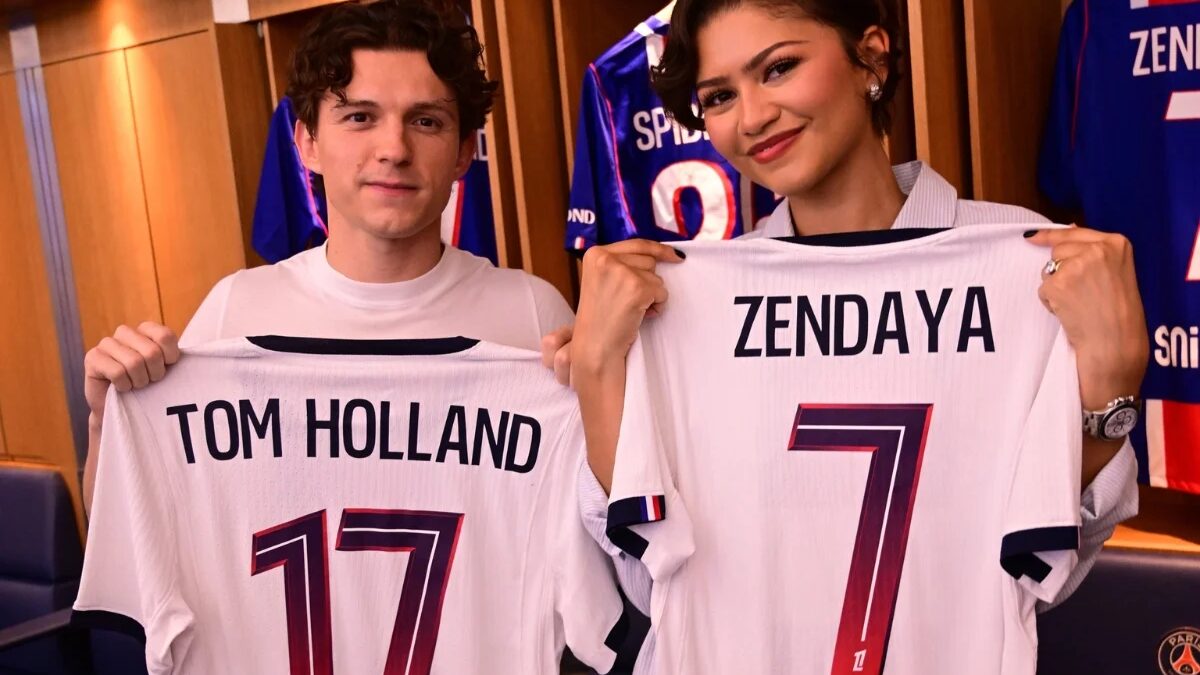Tom Holland e Zendaya visitam PSG e recebem camisetas personalizadas