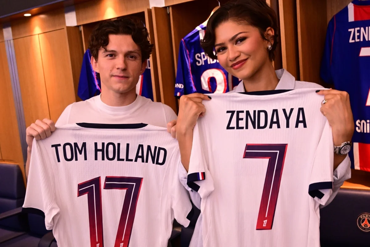 Tom Holland e Zendaya visitam PSG e recebem camisetas personalizadas