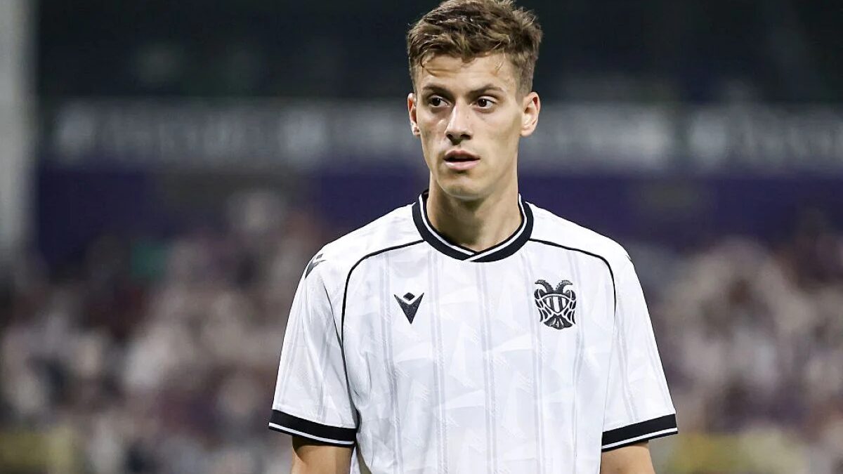 Torcida do PAOK invade estádio em protesto contra venda de Konstantelias ao Dortmund