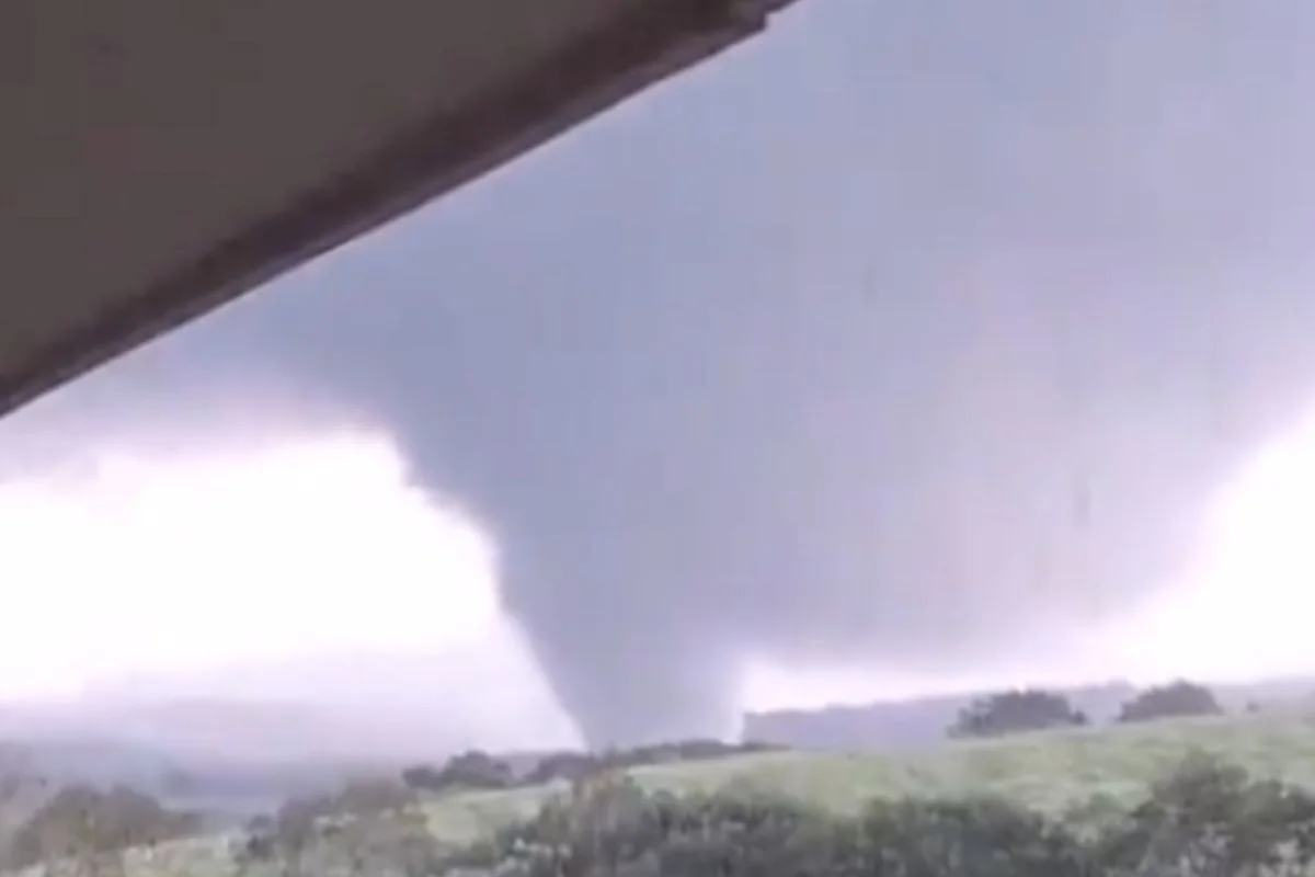 Tornado causa destruição em Piraí do Sul, Paraná, e assusta moradores
