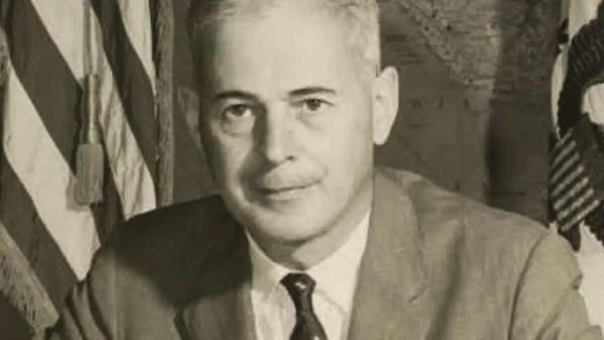 UFRJ revoga título de Doutor Honoris Causa de embaixador Lincoln Gordon
