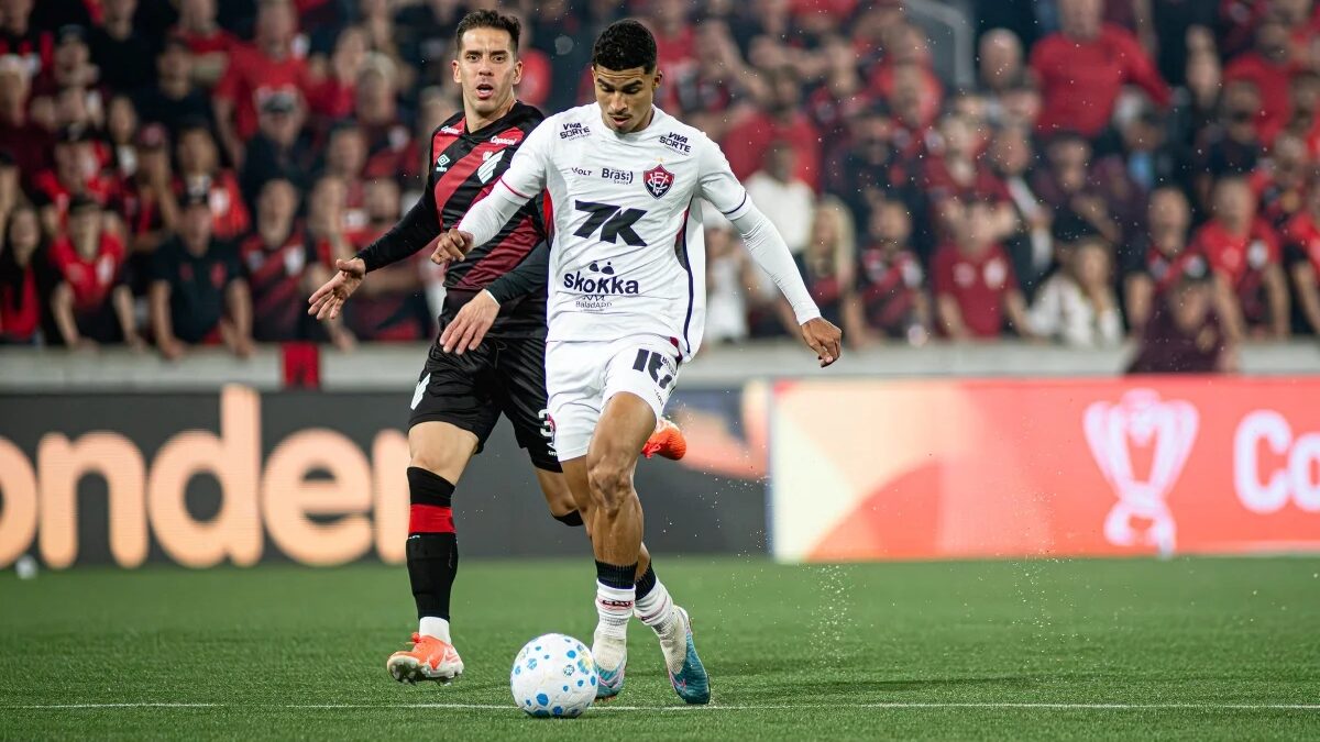 Vitória enfrenta Athletico-PR hoje às 20h; saiba onde assistir ao jogo da Copa do Brasil
