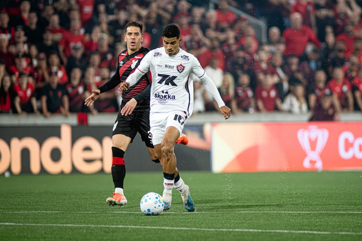 Vitória enfrenta Athletico-PR hoje às 20h; saiba onde assistir ao jogo da Copa do Brasil