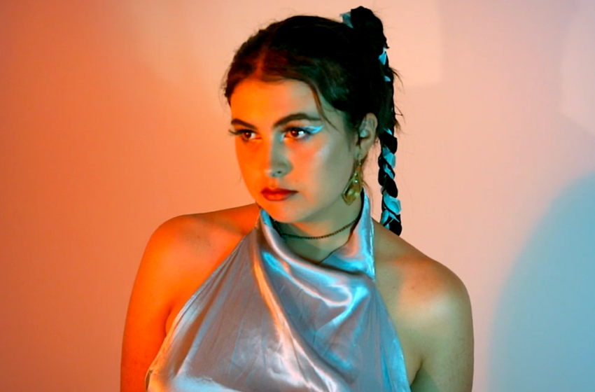 Zoé Hammer explora o não pertencimento e a liberdade em "Birdlike", seu álbum de estreia