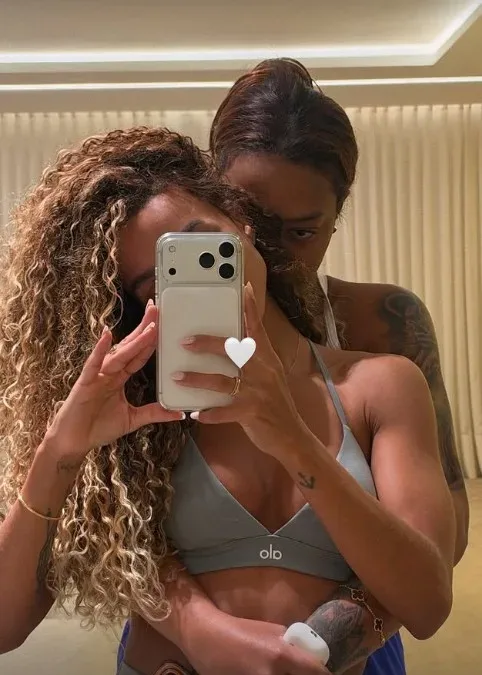 Brunna Gonçalves registra momento carinhoso com Ludmilla em selfie no espelho