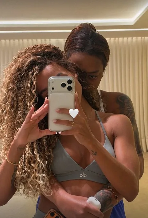 Brunna Gonçalves registra momento carinhoso com Ludmilla em selfie no espelho
