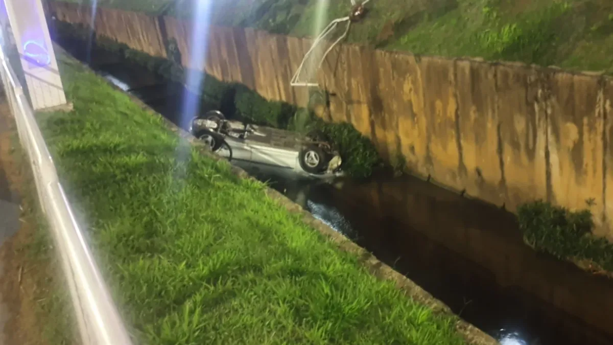 Carro cai em córrego após motorista perder controle em Americana, SP