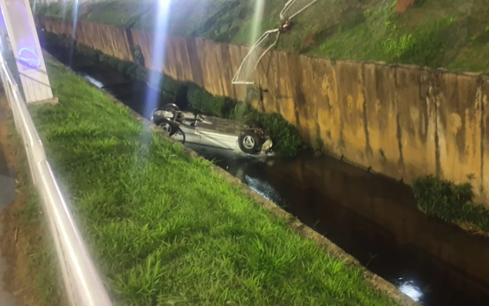 Carro cai em córrego após motorista perder controle em Americana, SP