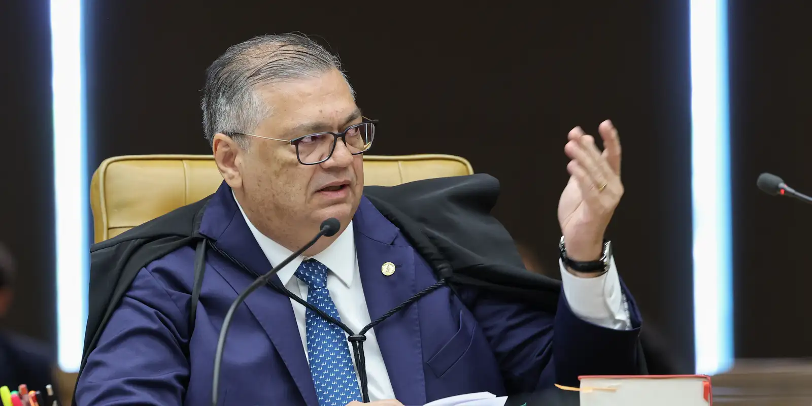 Dino determina investigação da PF sobre relação de Vorcaro com cemitérios em SP