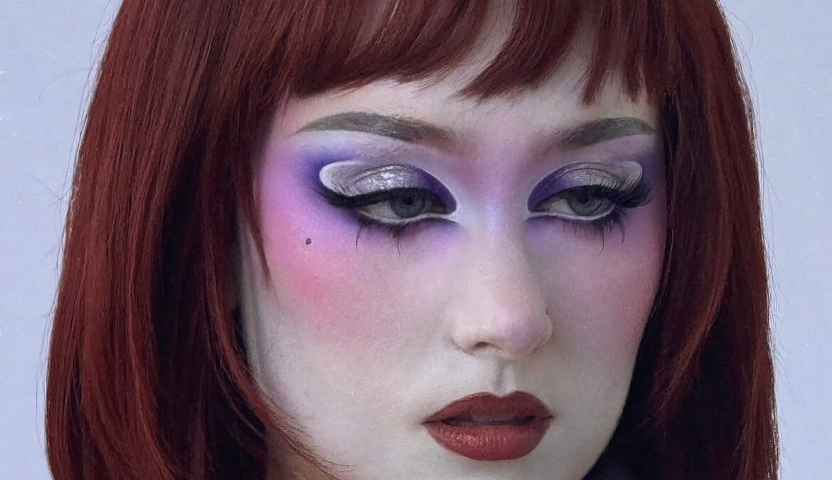 Divas do pop resgatam a maquiagem divertida com cores e referências ousadas