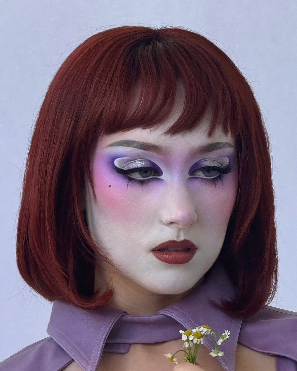 Divas do pop resgatam a maquiagem divertida com cores e referências ousadas