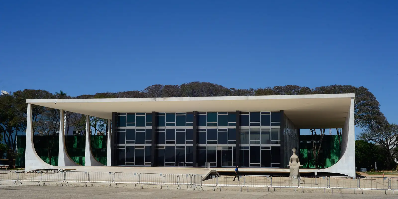 Fachin exige resposta da PGR sobre investigações do INSS e caso Master em 5 dias