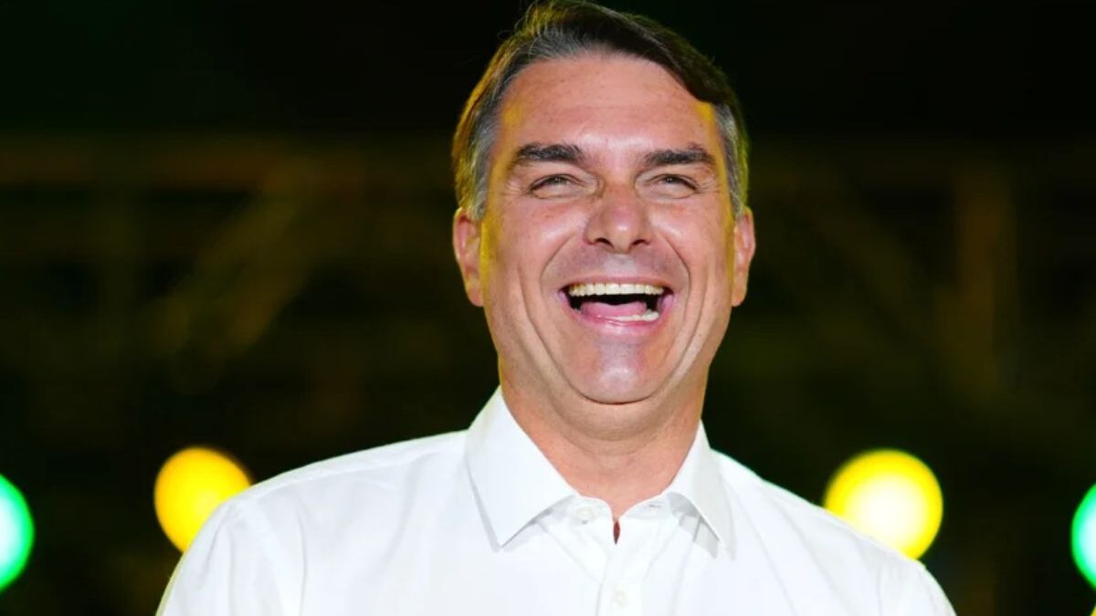 Flávio Bolsonaro celebra afastamento de Andrei Rodrigues da Polícia Federal